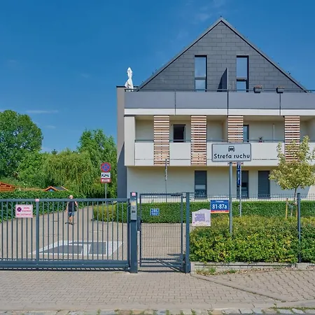 Apartment Elegant 1 Bedroom With Balcony In By Renters Breslau