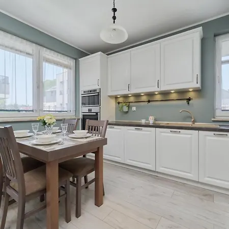 Elegant 1 Bedroom With Balcony In By Renters Appartement *