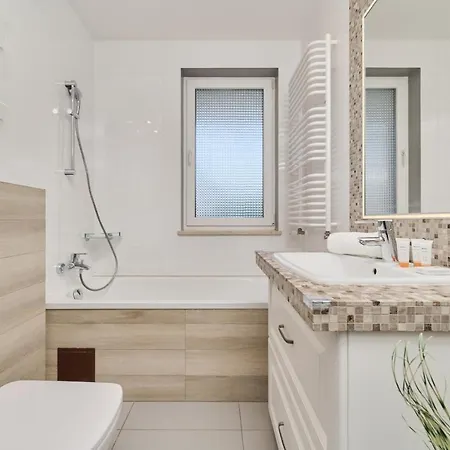 Appartement Elegant 1 Bedroom With Balcony In By Renters