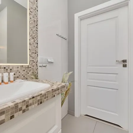 Elegant 1 Bedroom With Balcony In By Renters